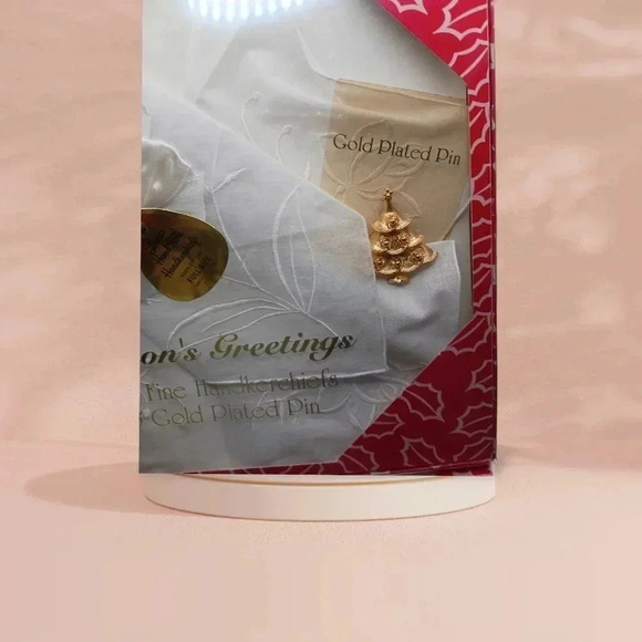 Greeting season's vtg handkerchiefs & gold plated tree & bells pin set of 3 - Picture 3 of 11